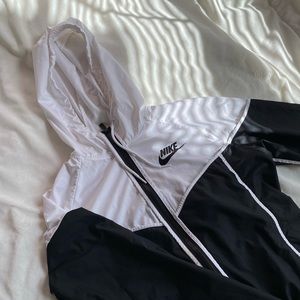 Nike ☀️ Black & White Athletic Lightweight Windbreaker Zip Up Jacket